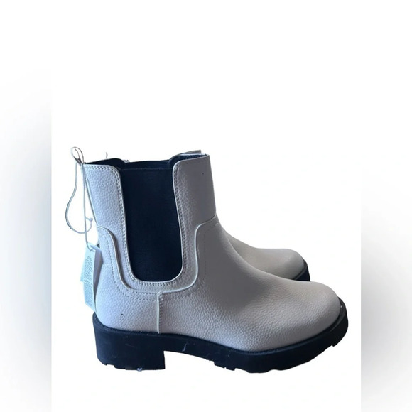 Old Navy Faux Leather Chelsea Boot size 9 - Picture 8 of 9